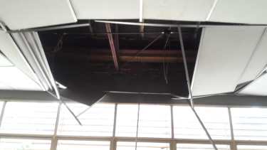 El tanque de agua del IFP 9 de Centenario de desplomó y afectó al techo de la institución. (Gentileza).-