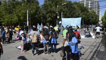 La organización inició un acampe por tiempo indeterminado frente a la Gobernación. (Foto: Juan Thomes.-)