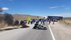 Manifestantes de UOCRA cortan la ruta 23 en reclamo al intendente de Jacobacci
