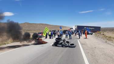 Los manifestantes de UOCRA esperan respuesta de la intendencia de Jacobacci. (Foto: José Mellado)