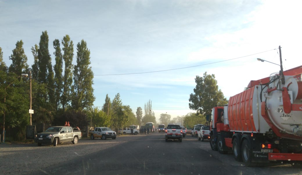 Los trabajadores municipales de San Patricio del Chañar cortaron la Ruta 7 a las 6. (Gentileza)