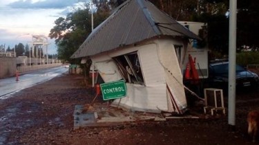 El camión destrozó el puesto del Senasa en puente Dique. (Foto: gentileza)