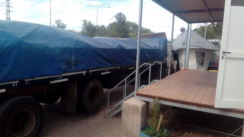 El camión destrozó el puesto del Senasa en puente Dique. (Foto: gentileza)