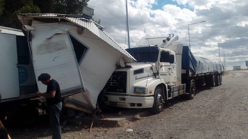 El camión destrozó el puesto del Senasa en puente Dique. (Foto: gentileza)