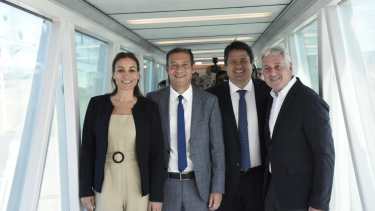 El gobernador junto a su pareja María Luisa en la inauguración de la ampliación del aeropuerto local. (archivo Florencia Salto).-