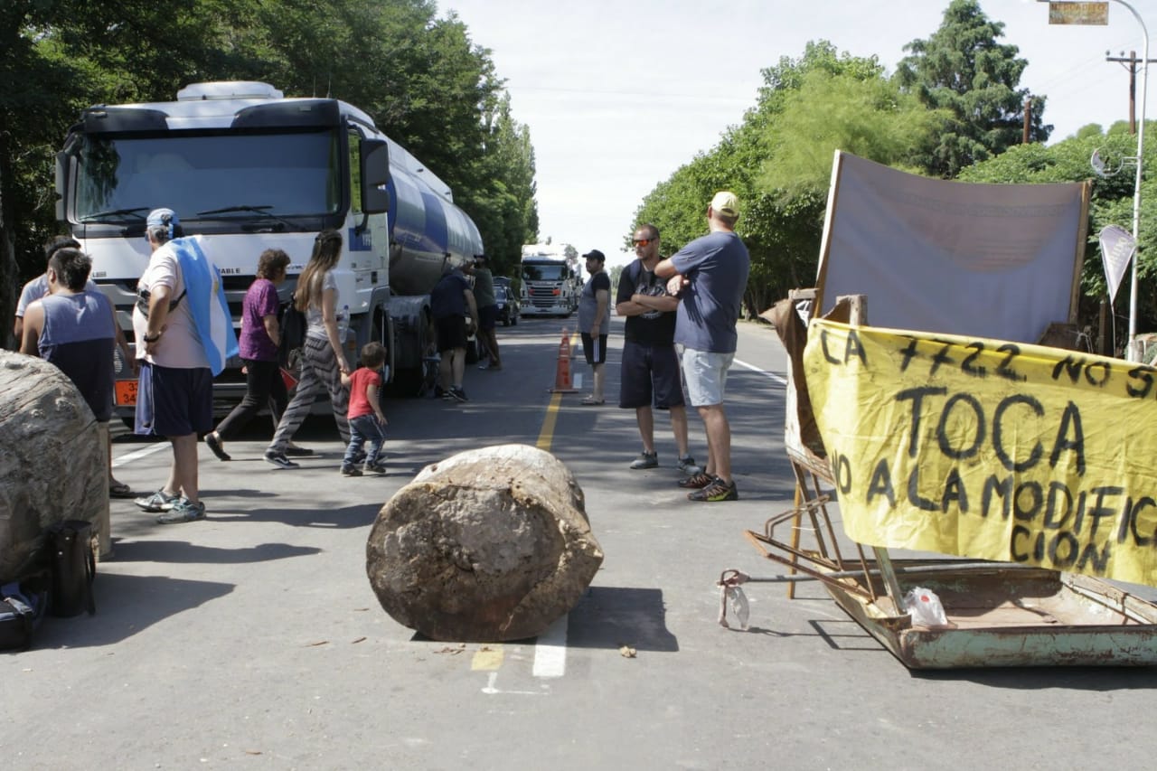 Corte de ruta en Alvear. Desde hace varios días, ambientalistas, movimientos sociales y partidos de izquierda protestan contra los cambios. Foto Emiliano Ortíz. 


