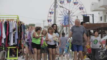 La movida cultural asoma como una gran opción en Las Grutas. (Foto: Luciano Cutrera)
