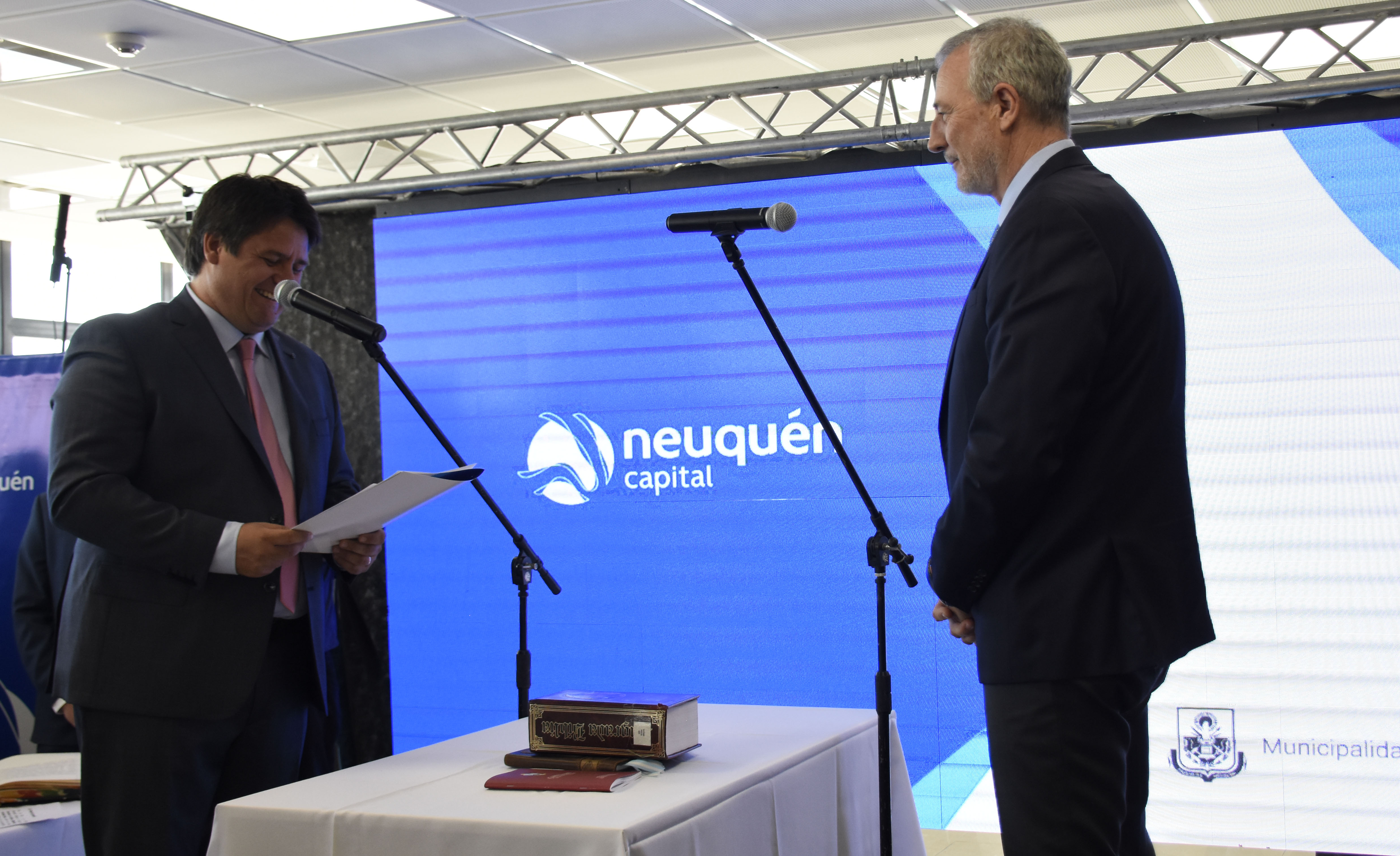 Gaido les tomó juramento  a los nuevos secretarios del municipio de Neuquén. Foto: Florencia Salto 