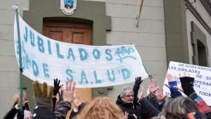 Jubilados de Neuquén vuelven a reclamar en contra el convenio de Salud