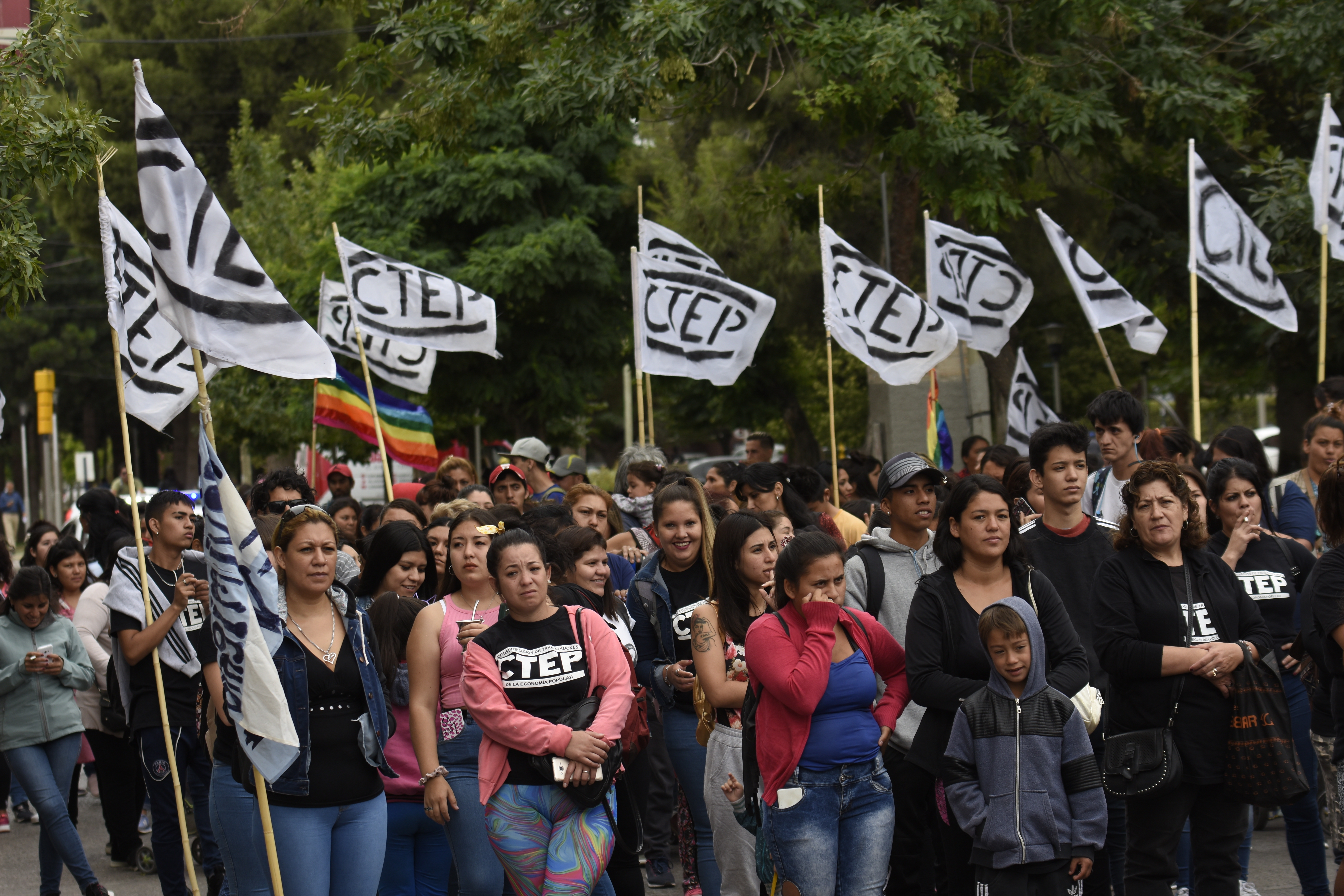 Desde las 9, las organizaciones cortaron la avenida Argentina. (Foto: Florencia Salto.-)