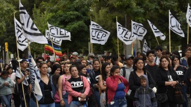 Desde las 9, las organizaciones cortaron la avenida Argentina. (Foto: Florencia Salto.-)
