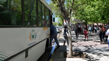 Pehuenche también presta el servicio entre Neuquén y Centenario ante la salida de Expreso Colonia. (foto: Florencia Salto)