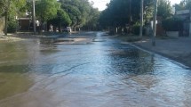 Imagen de En Roca cortan el riego para bañarse y las calles se transforman en un río