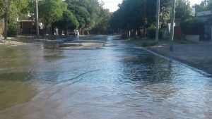 En Roca cortan el riego para bañarse y las calles se transforman en un río