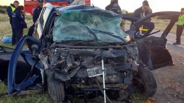 El choque en el que murieron 7 personas involucró tres vehículos y fue cerca de Algarrobo. Foto gentileza "La Brújula 24". 