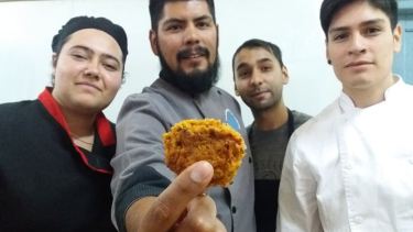 Regina: estos jóvenes hicieron flan, hamburguesas, pan y albóndigas con maíz colorado