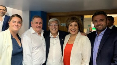 Belén García Bertone y Néstor Denoya (der) junto a Arabela Carreras y otros empresarios del turismo provincial. gentileza