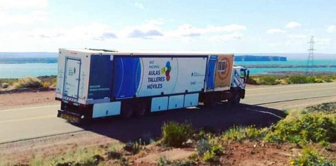 Las aulas a bordo de un camión están en cuatro localidades de la provincia. Foto Neuquén Informa