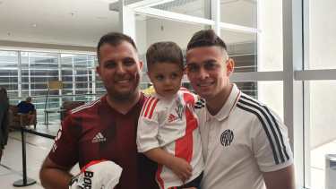 Tiago y su papá Ulises pudieron conocer a Santos Borré. (Gentileza: Ulises Lander)