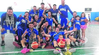 Dina Huapi celebró en su propia cancha tras imponerse a Los Pehuenes. Foto: gentileza