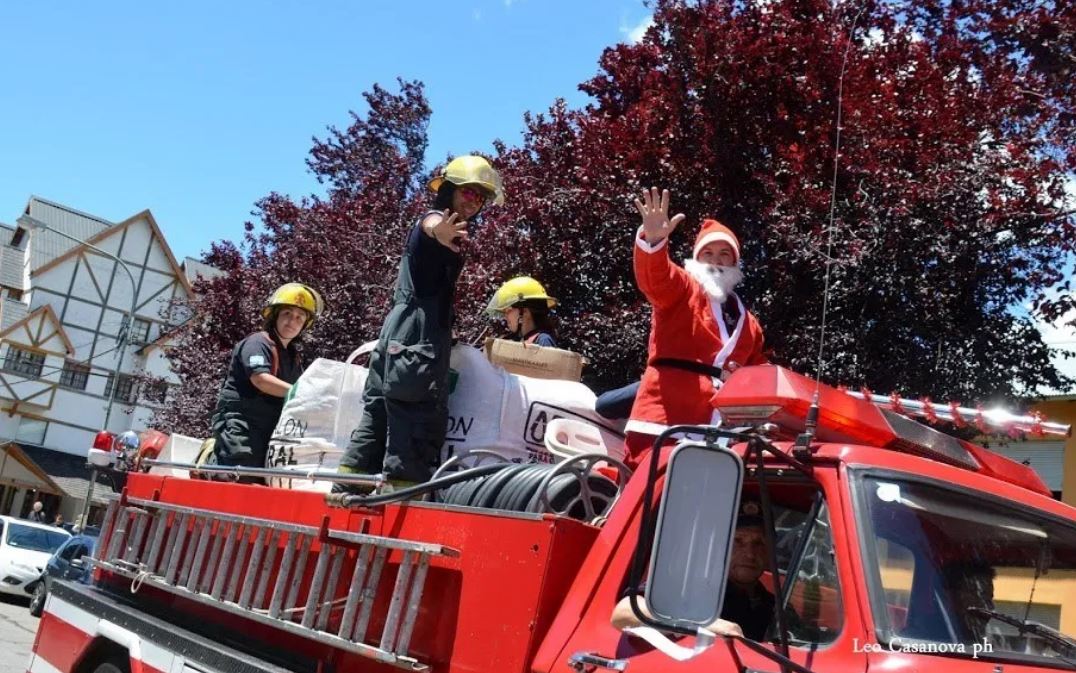 A bordo de la autobomba el Papá Noel recorrió barrios de San Martín. Foto realidad sanmartinense