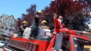 Papá Noel repartió sonrisas para los más chicos