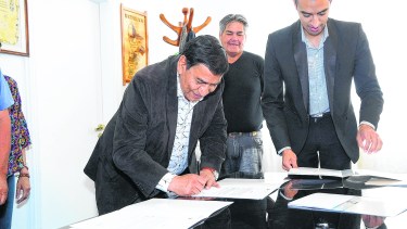 El intendente José Rioseco y el presidente Deliberante Jesús San Martín firmaron los beneficios.