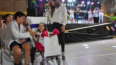 Video: mirá la rampa solidaria por la que subió Camila a recibir su diploma en Roca