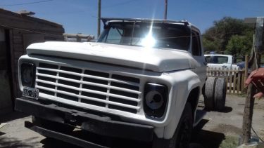 El viejo camión Ford fue robado en Roca y lo encontraron en Allen. (foto: gentileza)