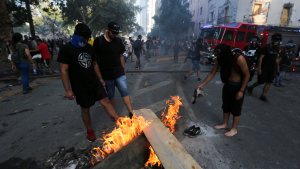 Ya son 27 los muertos: un hombre sufrió una descarga eléctrica durante manifestaciones en Chile