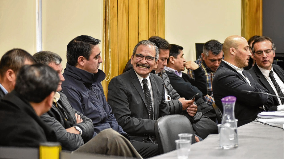 Cufré, de frente, junto a los otros acusados, en el juicio que se realizó durante el 2018 en los Tribunales de Bariloche. Foto: archivo