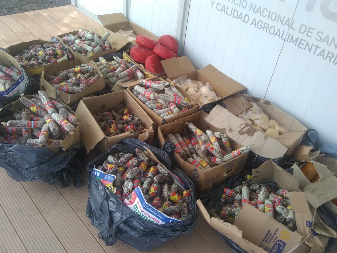 La Policía Caminera secuestro, cerca de Catriel, más de 700 kilos de salamines y quesos. Foto: Gentileza