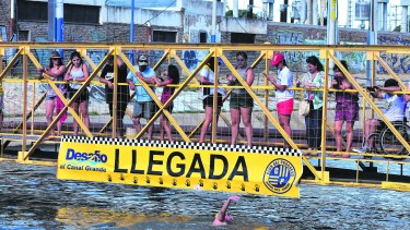 El público acompañó en gran número a los nadadores y disfrutó de la calurosa tarde en Roca.