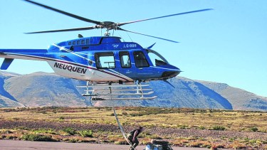 Solo por aire.  Por la falta de caminos, la única forma de llegar al volcán es en aeronave. 