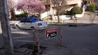 Otra vez la calle Elflein, una arteria muy transitada en el centro de Bariloche, vuelve a estar en obra. Archivo