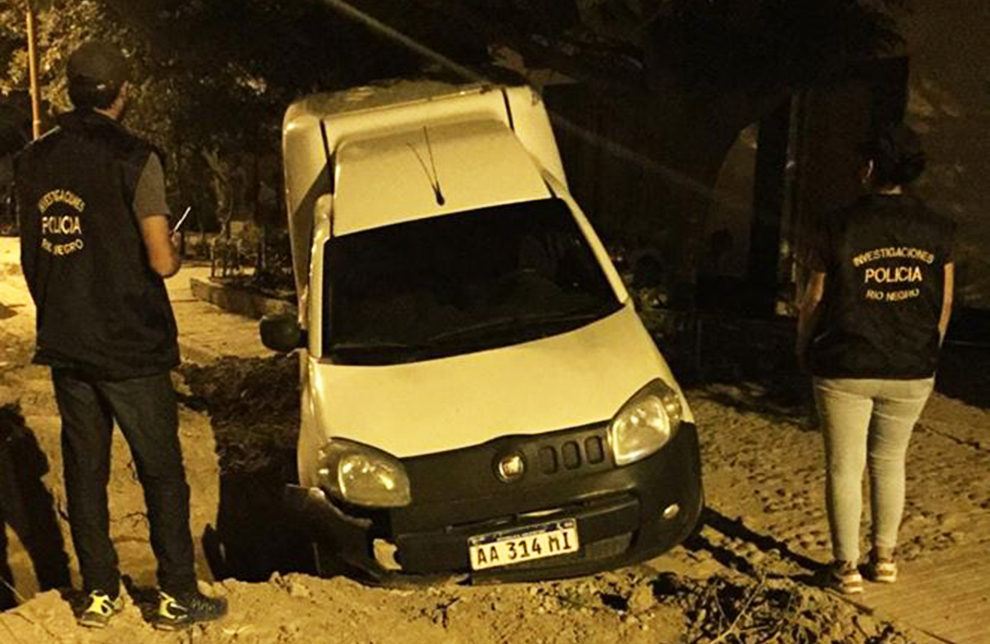 Tras una persecución a toda velocidad en Cipolletti, la Policía logró ubicar una camioneta robada. Foto Gentileza Miguel Parra