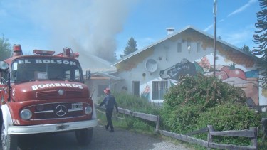 Bomberos lograron apagar el fuego de la Escuela 103 de El Bolsón. Foto gentileza: Noticias del Bolsón.