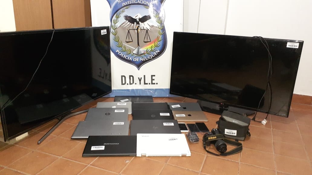 La policía secuestró 19 artículos electrónicos sin documentación. (Foto: Gentileza Policía de Neuquén.-)