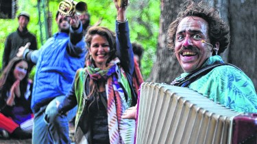 Cuatro jóvenes de Bariloche en los '90 encontraron en el circo una forma de vida. Gentileza