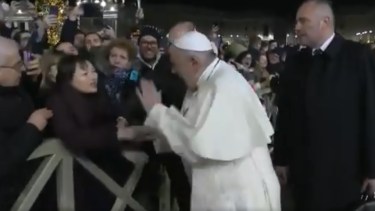 El momento en el que el Papa Francisco "abofetea" la mano de una peregrina. (Captura de video)