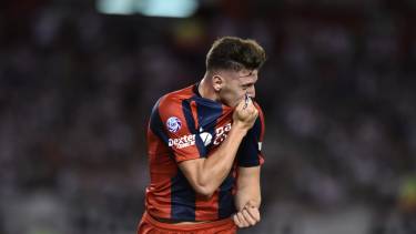 El joven delantero del Cuervo se sacó de encima a Pinola y Casco para meter un gol brillante.