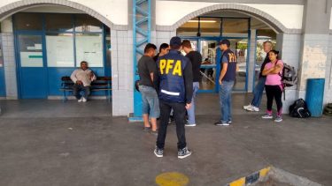 Cerca de las 16, el sujeto fue detenido en la Terminal de Ómnibus de Roca. (foto: gentileza lector La Comuna)