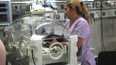 Nuevas incubadoras  beneficiarán al servicio de Neonatología del Hospital de Cipolletti. (Foto gentileza)