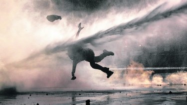 Un manifestante antigubernamental es rociado por un cañón de agua de la policía durante una protesta en Santiago, Chile, el lunes 9 de diciembre de 2019. Una adolescente de 15 años y un hombre de 35 permanecían internados con riesgo de vida el miércoles 11 de diciembre de 2019 tras ser golpeados con elementos contundentes cuando participaban en una manifestación pacífica. (AP Foto / Fernando Llano)