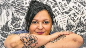 Tatuaje solidario: un proyecto para mujeres con cáncer de mama en Roca