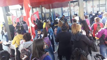 Protesta y reclamo en supermercados de Roca por alimentos para fin de año