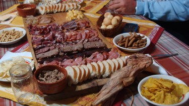 Amigos de Osvaldo Gross que viven en Picún Leufú elaboran sus propios alimentos