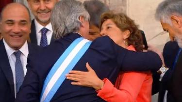 Arabela Carreras saluda al flamante presidente de la Nación. Foto: Gentileza Secretaría de Medios.