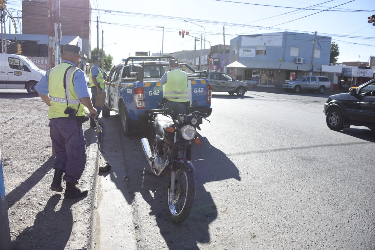 La moto fue embestida por el colectivo. El conductor tuvo fracturas en una pierna. (Foto: Juan Thomes.-)