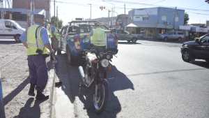 Un colectivo atropelló a un motociclista en el oeste de Neuquén